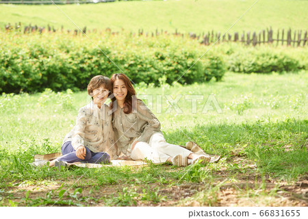 野餐的母親和女兒 66831655