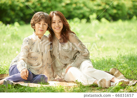 野餐的母親和女兒 66831657