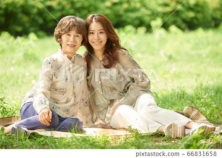 野餐的母親和女兒 66831658