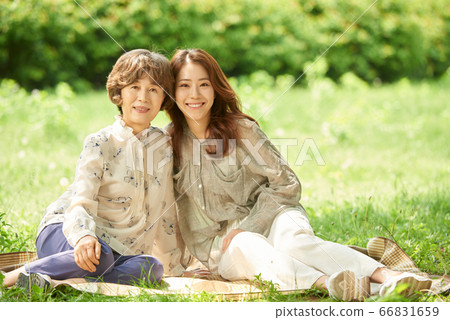 野餐的母親和女兒 66831659