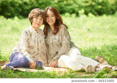 野餐的母親和女兒 66831660
