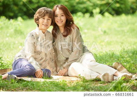 野餐的母親和女兒 66831661