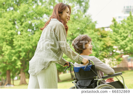 母親和女兒走 66832869