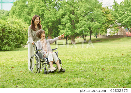 母親和女兒走 66832875