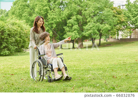 母親和女兒走 66832876