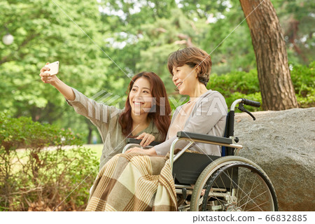 母親和女兒走 66832885