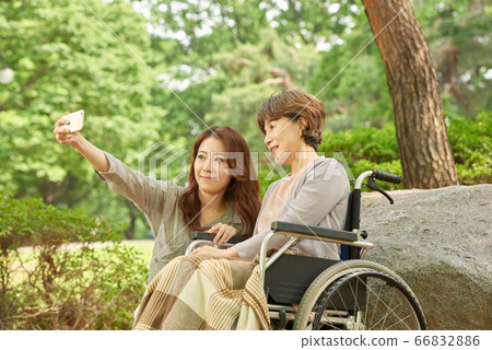 母親和女兒走 66832886