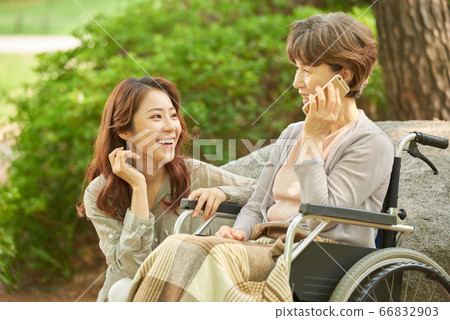 母親和女兒走 66832903