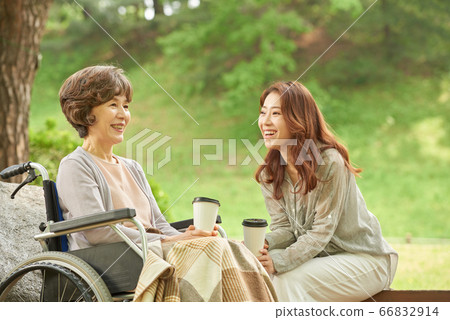 母親和女兒走 66832914