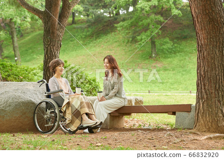 母親和女兒走 66832920