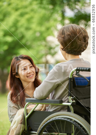 母親和女兒走 66832936