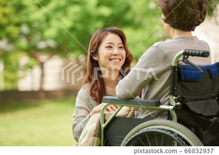 母親和女兒走 66832937