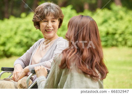 母親和女兒走 66832947