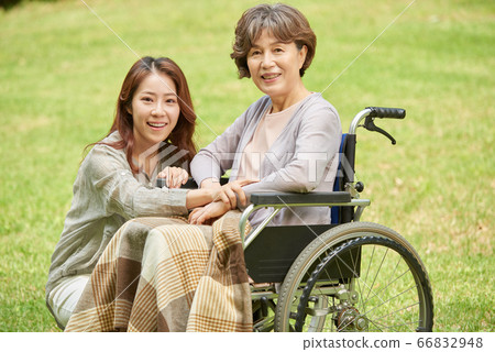 母親和女兒走 66832948