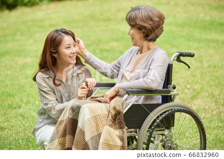 母親和女兒走 66832960