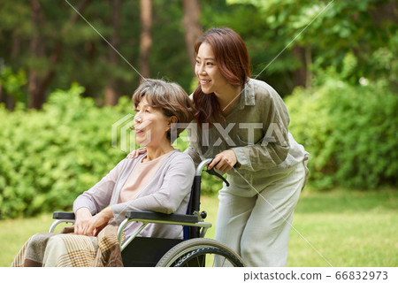 母親和女兒走 66832973