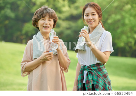 母親和女兒行使 66833494