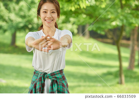 Mother and daughter exercising 66833509