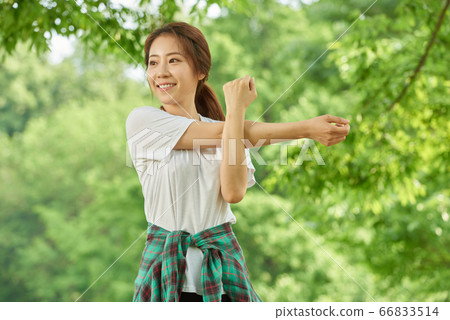 Mother and daughter exercising 66833514