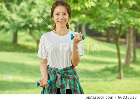 母親和女兒行使 66833518