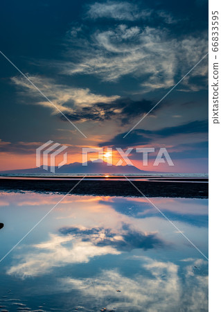 Sunset scenery of Mikoshi Coast, which was selected as one of the 100 best sunsets in the Ariake Sea in Kumamoto Prefecture 66833595