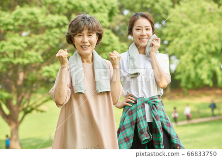 母親和女兒行使 66833750
