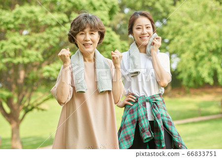 Mother and daughter exercising 66833751