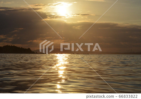 Light reflected on the sea surface Light reflected on the sea surface 66833822