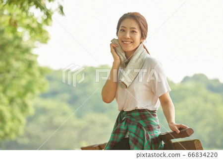 20s woman exercising 66834220