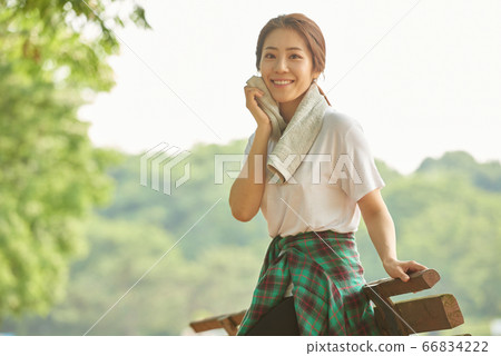 20s woman exercising 66834222