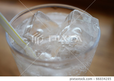 夏天喝蘋果酒清爽一下 66834285