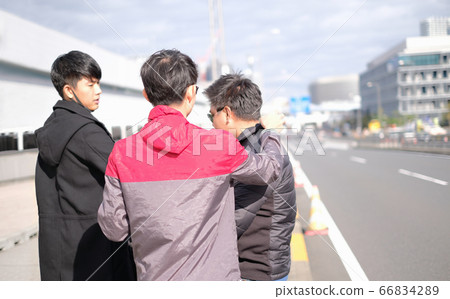 Young asian friends travel in the city together and photographer set model's outfit and action Young asian friends travel in the city together and photographer set model's outfit and action 66834289