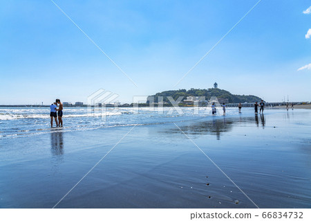 [神奈川縣]從片瀨東濱海岸看晴的江之島 66834732