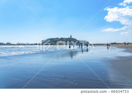 [Kanagawa Prefecture] Enoshima with clear sky seen from Katase Higashihama coast 66834733