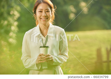20多歲的上班族 20多歲的上班族 66834799