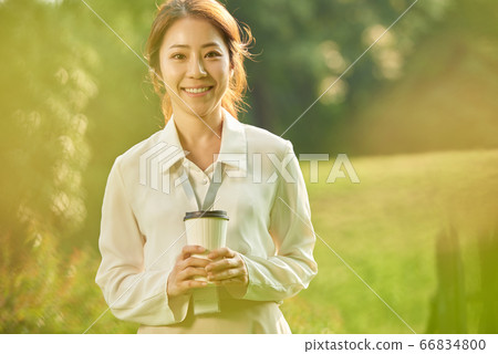 20多歲的上班族 20多歲的上班族 66834800