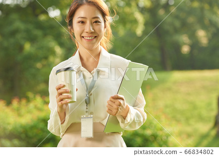 20s office worker 66834802