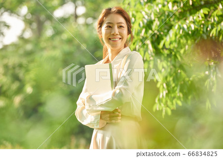 20多歲的上班族 20多歲的上班族 66834825