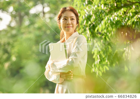 20多歲的上班族 20多歲的上班族 66834826