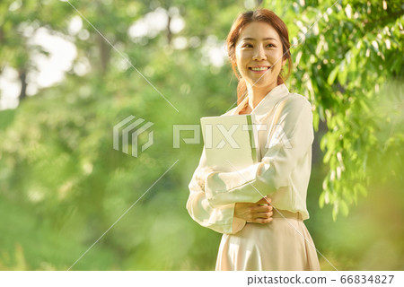 20多歲的上班族 20多歲的上班族 66834827