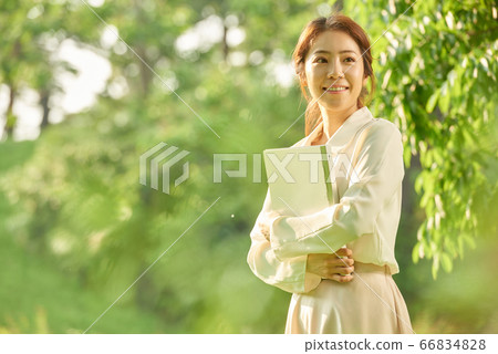 20多歲的上班族 20多歲的上班族 66834828