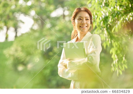 20多歲的上班族 20多歲的上班族 66834829