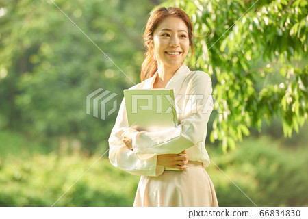 20多歲的上班族 20多歲的上班族 66834830