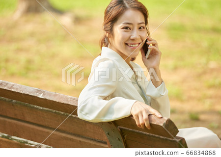 20s office worker 66834868