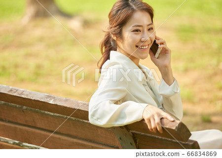 20s office worker 66834869