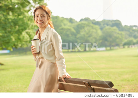 20s office worker 66834893