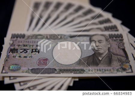 Envelopes and 10 black-backed 10,000 yen bills Envelopes and 10 black-backed 10,000 yen bills 66834983