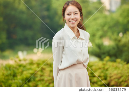20s office worker 20s office worker 66835279