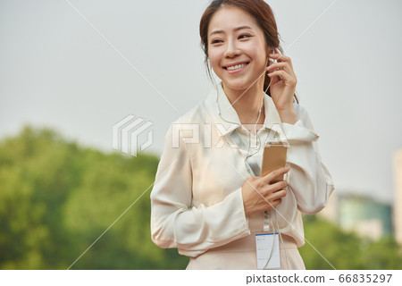 20多歲的上班族 20多歲的上班族 66835297