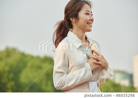 20多歲的上班族 20多歲的上班族 66835298